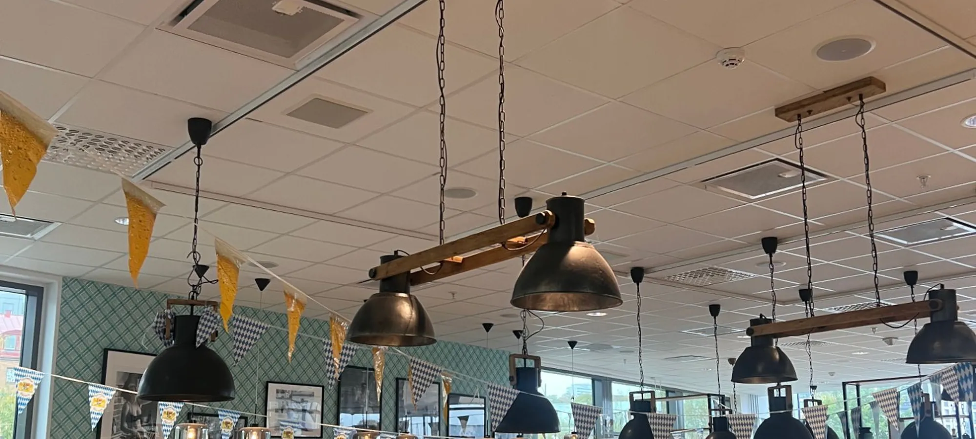 Matsalen på Buon Cibo pyntad med blå-vita vimplar inför Oktoberfest