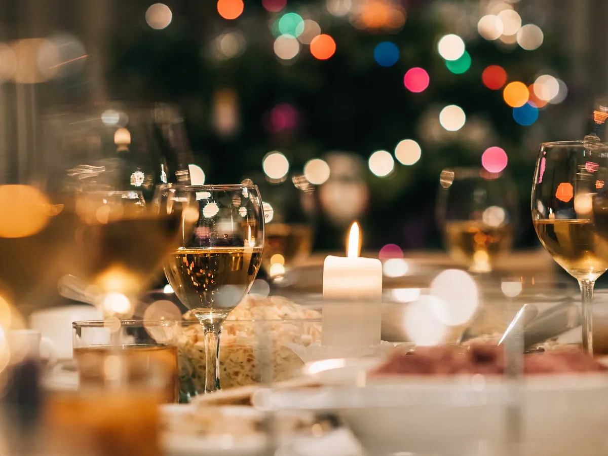 Dukat julbord med ljus och glas i varmt sken