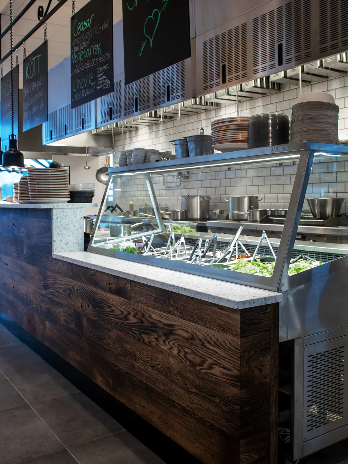 Serveringsdisken på Buon Cibo med buffé i serveringsbrickor