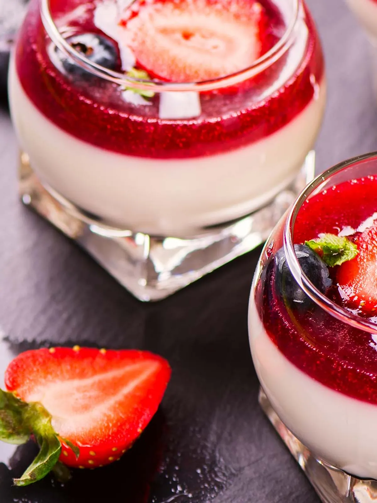 Pannacotta med jordgubbar i glas