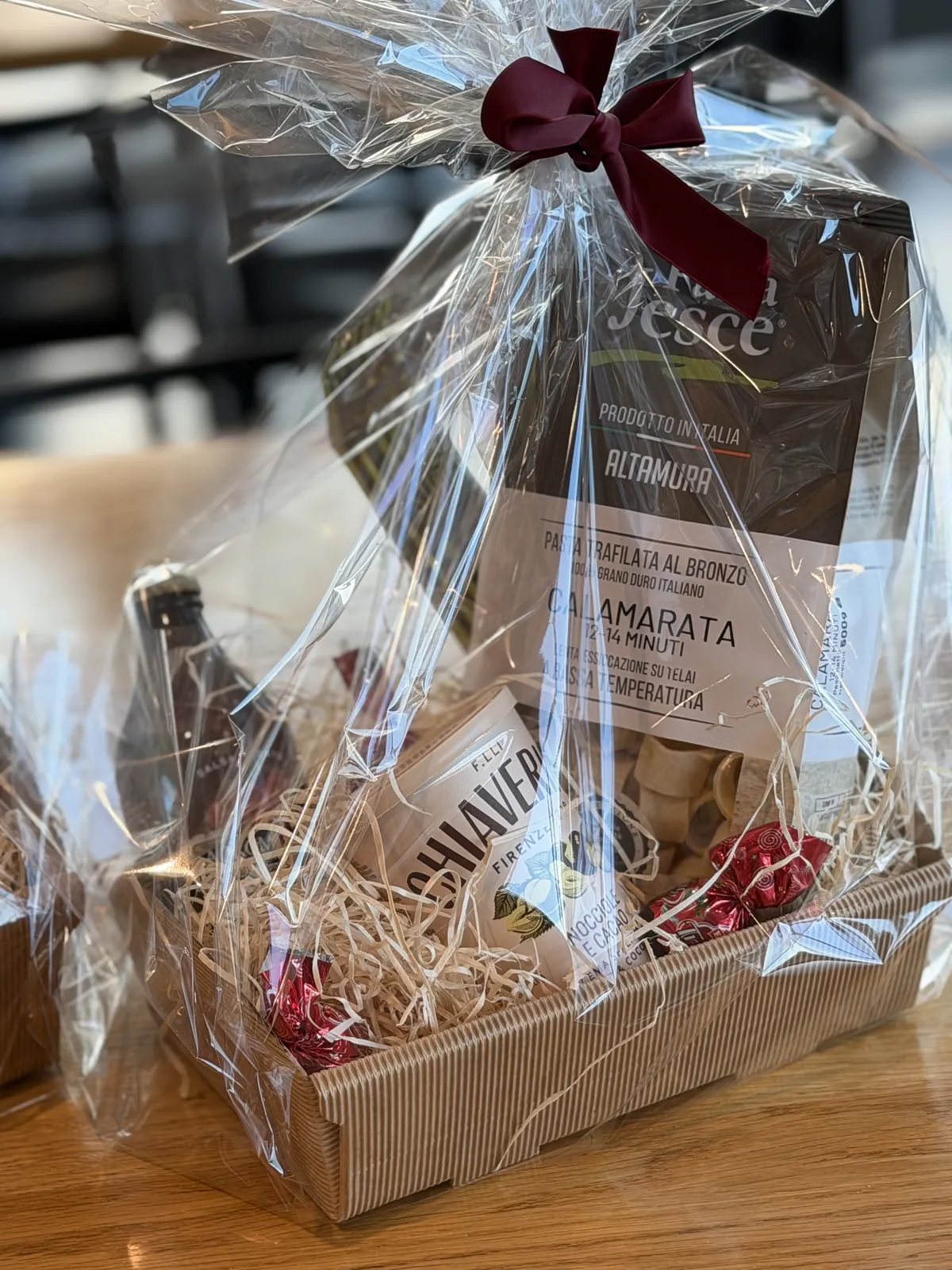 Julkorg från Buon Cibo med calamarata-pasta, grissini och oliver i cellofan med vinröd rosett
